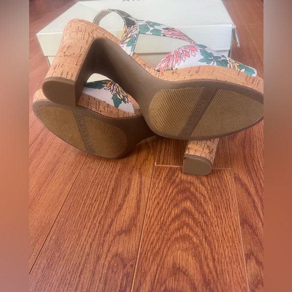 Anne Klein Pauline Floral block heel sandals 8.5 new - Picture 3 of 7